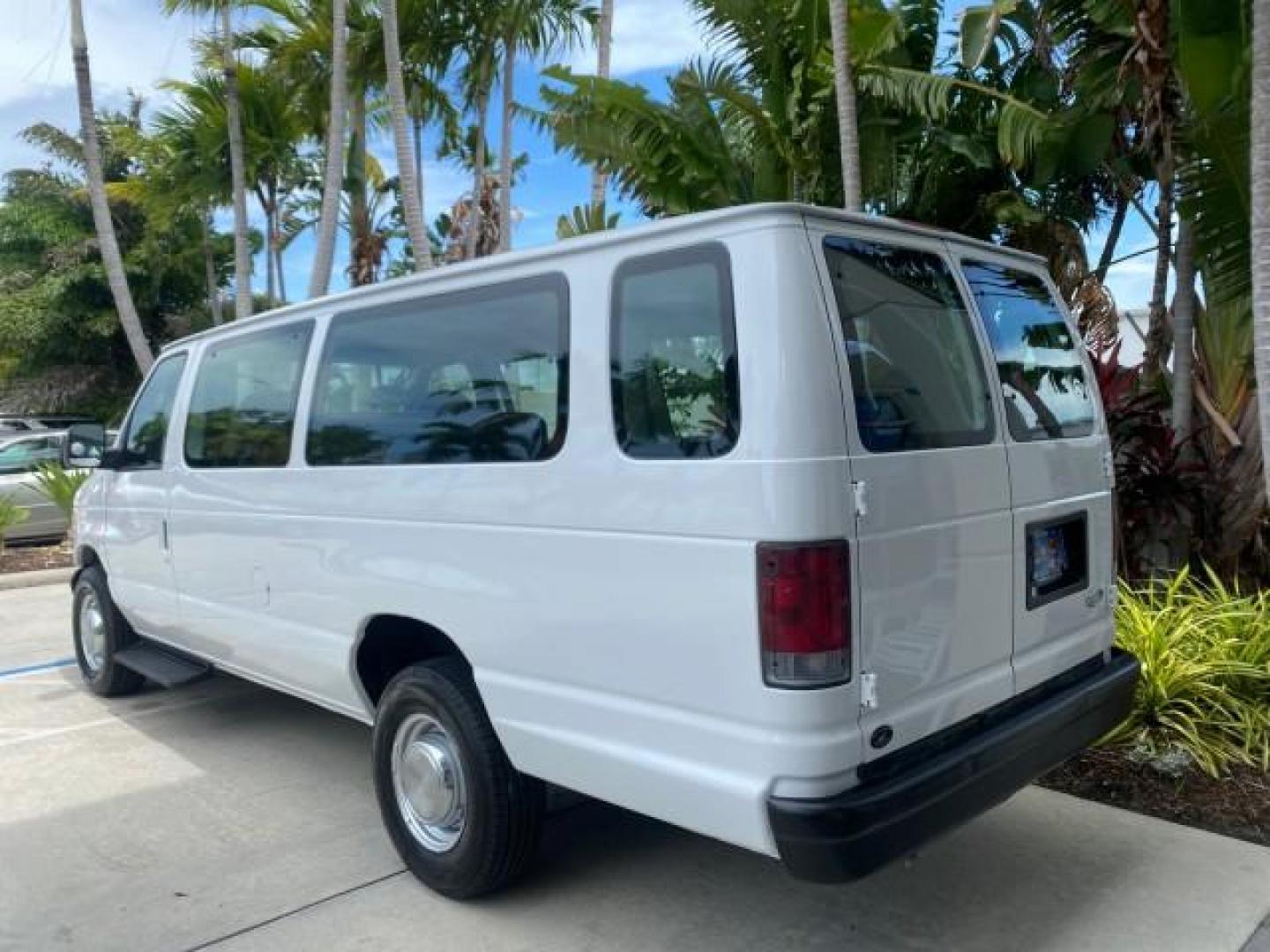 2005 Yellow Metallic /Medium Flint Ford Econoline Wagon 15 PASSENGER XL LOW MILES 49,408 (1FBSS31L05H) with an 5.4L EFI V8 Engine engine, Automatic transmission, located at 4701 North Dixie Hwy, Pompano Beach, FL, 33064, (954) 422-2889, 26.240938, -80.123474 - OUR WEBPAGE FLORIDACARS1.COM HAS OVER 100 PHOTOS AND FREE CARFAX LINK 2005 FORD E-SERIES E-350 SD XLT WE LOCATTED 2 REAR SEATS TO MAKE IT A 15 PASSEGER VIN: 1FBSS31L05HA95671 1 F B S S 3 1 L 0 5 H A 9 5 6 7 1 VAN 5.4L V8 F GASOLINE REAR WHEEL DRIVE Top Features Rear Air Conditioning Third Row Seat V - Photo#77