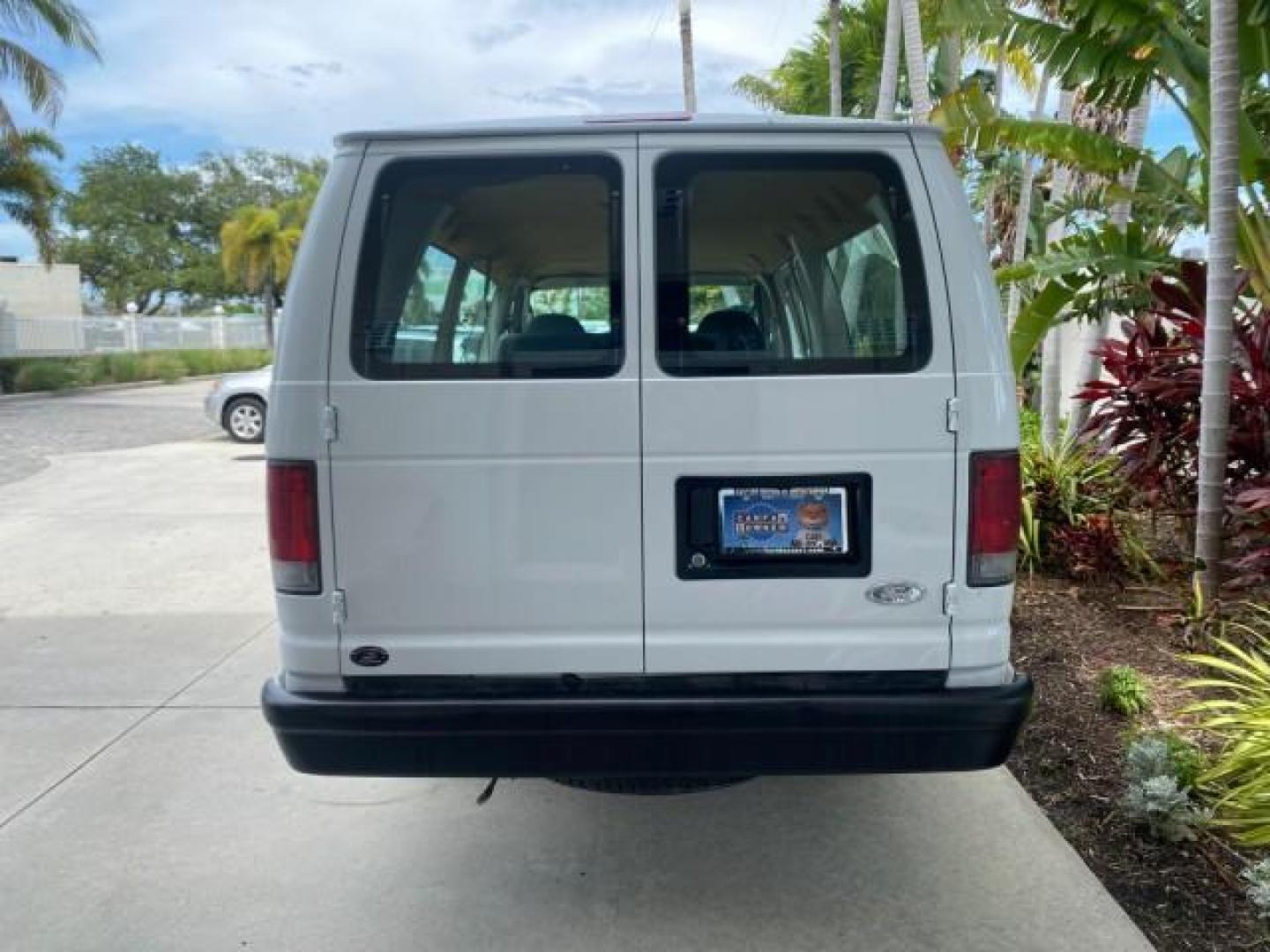 2005 Yellow Metallic /Medium Flint Ford Econoline Wagon 15 PASSENGER XL LOW MILES 49,408 (1FBSS31L05H) with an 5.4L EFI V8 Engine engine, Automatic transmission, located at 4701 North Dixie Hwy, Pompano Beach, FL, 33064, (954) 422-2889, 26.240938, -80.123474 - OUR WEBPAGE FLORIDACARS1.COM HAS OVER 100 PHOTOS AND FREE CARFAX LINK 2005 FORD E-SERIES E-350 SD XLT WE LOCATTED 2 REAR SEATS TO MAKE IT A 15 PASSEGER VIN: 1FBSS31L05HA95671 1 F B S S 3 1 L 0 5 H A 9 5 6 7 1 VAN 5.4L V8 F GASOLINE REAR WHEEL DRIVE Top Features Rear Air Conditioning Third Row Seat V - Photo#78