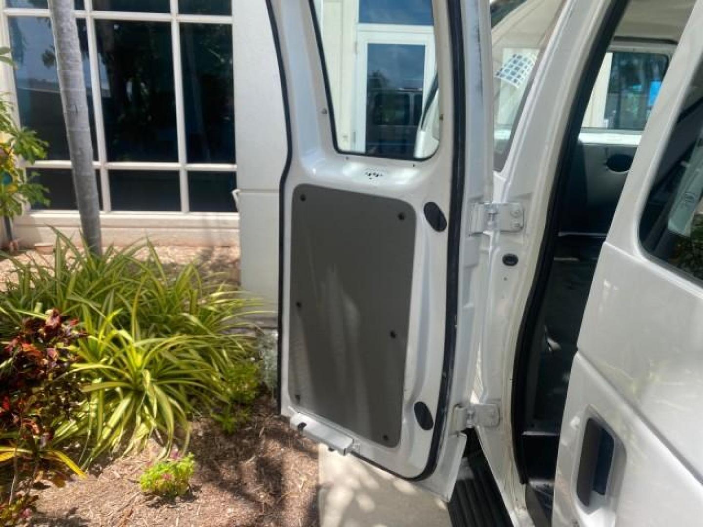 2005 Oxford White /Medium Flint Ford Econoline Wagon 5 PASSENGER XL LOW MILES 49,408 (1FBSS31L05H) with an 5.4L EFI V8 Engine engine, Automatic transmission, located at 4701 North Dixie Hwy, Pompano Beach, FL, 33064, (954) 422-2889, 26.240938, -80.123474 - OUR WEBPAGE FLORIDACARS1.COM HAS OVER 100 PHOTOS AND FREE CARFAX LINK 2005 FORD E-SERIES E-350 SD XLT 5PASSENGER VIN: 1FBSS31L05HA95671 1 F B S S 3 1 L 0 5 H A 9 5 6 7 1 VAN 5.4L V8 F GASOLINE REAR WHEEL DRIVE Top Features Rear Air Conditioning Third Row Seat Vinyl Seats Basic Features ABS Brakes AM - Photo#99