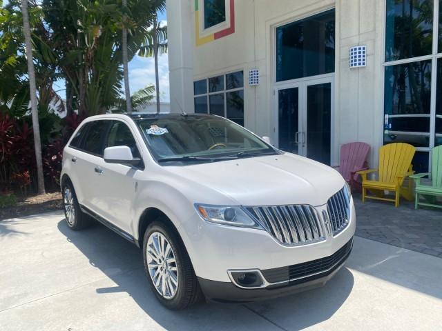 2011 White Platinum Metallic Tri-Coat /Charcoal Black Lincoln MKX 1 OWNER LOW MILES 59,877 (2LMDJ6JK1BB) with an 3.7L Ti-VCT V6 Engine engine, Automatic transmission, located at 4701 North Dixie Hwy, Pompano Beach, FL, 33064, (954) 422-2889, 26.240938, -80.123474 - OUR WEBPAGE FLORIDACARS1.COM HAS OVER 100 PHOTOS AND FREE CARFAX LINK 2011 LINCOLN MKX VIN: 2LMDJ6JK1BBJ15533 2 L M D J 6 J K 1 B B J 1 5 5 3 3 4 DOOR WAGON/SPORT UTILITY 3.7L V6 F DOHC 24V GASOLINE FRONT WHEEL DRIVE Top Features A/C Seat(s) Alloy Wheels Front Seat Heaters Leather Seats Memory Seat( - Photo#1