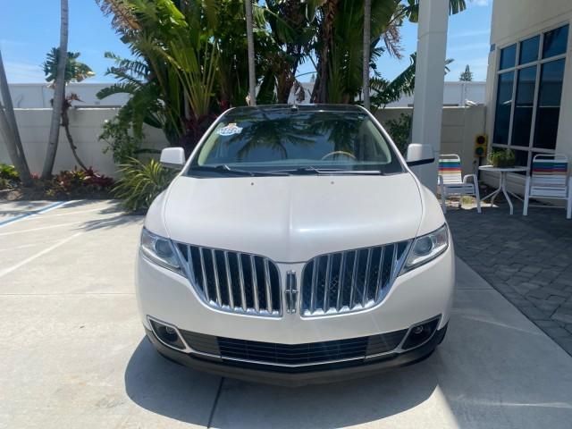 2011 White Platinum Metallic Tri-Coat /Charcoal Black Lincoln MKX 1 OWNER LOW MILES 59,877 (2LMDJ6JK1BB) with an 3.7L Ti-VCT V6 Engine engine, Automatic transmission, located at 4701 North Dixie Hwy, Pompano Beach, FL, 33064, (954) 422-2889, 26.240938, -80.123474 - OUR WEBPAGE FLORIDACARS1.COM HAS OVER 100 PHOTOS AND FREE CARFAX LINK 2011 LINCOLN MKX VIN: 2LMDJ6JK1BBJ15533 2 L M D J 6 J K 1 B B J 1 5 5 3 3 4 DOOR WAGON/SPORT UTILITY 3.7L V6 F DOHC 24V GASOLINE FRONT WHEEL DRIVE Top Features A/C Seat(s) Alloy Wheels Front Seat Heaters Leather Seats Memory Seat( - Photo#2