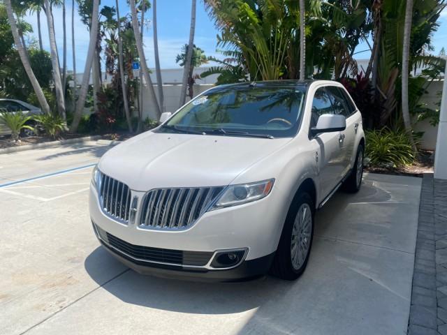 2011 White Platinum Metallic Tri-Coat /Charcoal Black Lincoln MKX 1 OWNER LOW MILES 59,877 (2LMDJ6JK1BB) with an 3.7L Ti-VCT V6 Engine engine, Automatic transmission, located at 4701 North Dixie Hwy, Pompano Beach, FL, 33064, (954) 422-2889, 26.240938, -80.123474 - OUR WEBPAGE FLORIDACARS1.COM HAS OVER 100 PHOTOS AND FREE CARFAX LINK 2011 LINCOLN MKX VIN: 2LMDJ6JK1BBJ15533 2 L M D J 6 J K 1 B B J 1 5 5 3 3 4 DOOR WAGON/SPORT UTILITY 3.7L V6 F DOHC 24V GASOLINE FRONT WHEEL DRIVE Top Features A/C Seat(s) Alloy Wheels Front Seat Heaters Leather Seats Memory Seat( - Photo#3