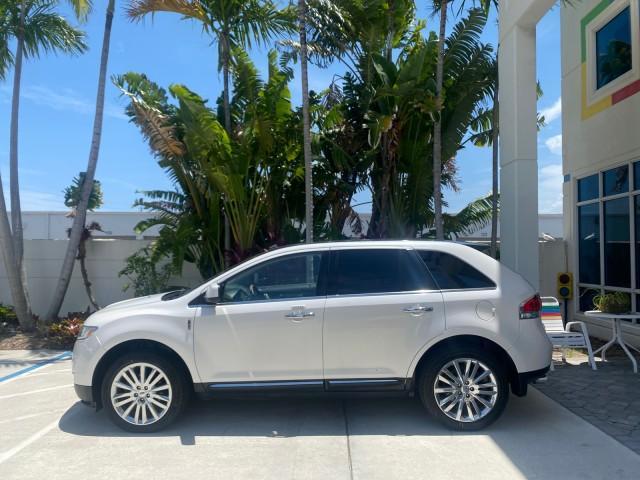 2011 White Platinum Metallic Tri-Coat /Charcoal Black Lincoln MKX 1 OWNER LOW MILES 59,877 (2LMDJ6JK1BB) with an 3.7L Ti-VCT V6 Engine engine, Automatic transmission, located at 4701 North Dixie Hwy, Pompano Beach, FL, 33064, (954) 422-2889, 26.240938, -80.123474 - OUR WEBPAGE FLORIDACARS1.COM HAS OVER 100 PHOTOS AND FREE CARFAX LINK 2011 LINCOLN MKX VIN: 2LMDJ6JK1BBJ15533 2 L M D J 6 J K 1 B B J 1 5 5 3 3 4 DOOR WAGON/SPORT UTILITY 3.7L V6 F DOHC 24V GASOLINE FRONT WHEEL DRIVE Top Features A/C Seat(s) Alloy Wheels Front Seat Heaters Leather Seats Memory Seat( - Photo#4