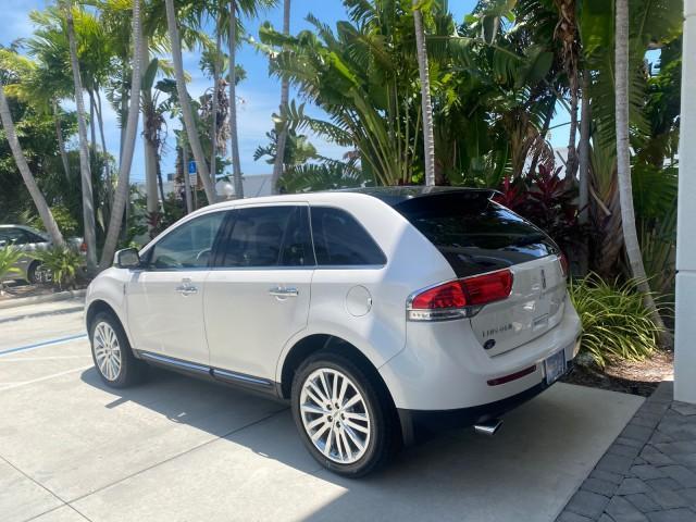 2011 White Platinum Metallic Tri-Coat /Charcoal Black Lincoln MKX 1 OWNER LOW MILES 59,877 (2LMDJ6JK1BB) with an 3.7L Ti-VCT V6 Engine engine, Automatic transmission, located at 4701 North Dixie Hwy, Pompano Beach, FL, 33064, (954) 422-2889, 26.240938, -80.123474 - OUR WEBPAGE FLORIDACARS1.COM HAS OVER 100 PHOTOS AND FREE CARFAX LINK 2011 LINCOLN MKX VIN: 2LMDJ6JK1BBJ15533 2 L M D J 6 J K 1 B B J 1 5 5 3 3 4 DOOR WAGON/SPORT UTILITY 3.7L V6 F DOHC 24V GASOLINE FRONT WHEEL DRIVE Top Features A/C Seat(s) Alloy Wheels Front Seat Heaters Leather Seats Memory Seat( - Photo#5