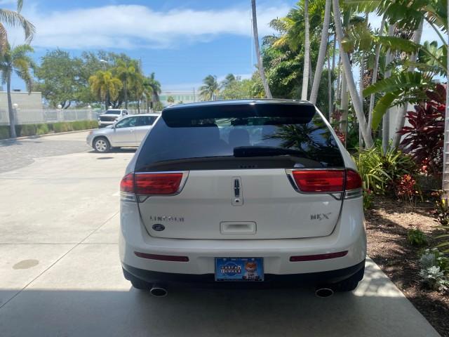 2011 White Platinum Metallic Tri-Coat /Charcoal Black Lincoln MKX 1 OWNER LOW MILES 59,877 (2LMDJ6JK1BB) with an 3.7L Ti-VCT V6 Engine engine, Automatic transmission, located at 4701 North Dixie Hwy, Pompano Beach, FL, 33064, (954) 422-2889, 26.240938, -80.123474 - OUR WEBPAGE FLORIDACARS1.COM HAS OVER 100 PHOTOS AND FREE CARFAX LINK 2011 LINCOLN MKX VIN: 2LMDJ6JK1BBJ15533 2 L M D J 6 J K 1 B B J 1 5 5 3 3 4 DOOR WAGON/SPORT UTILITY 3.7L V6 F DOHC 24V GASOLINE FRONT WHEEL DRIVE Top Features A/C Seat(s) Alloy Wheels Front Seat Heaters Leather Seats Memory Seat( - Photo#6