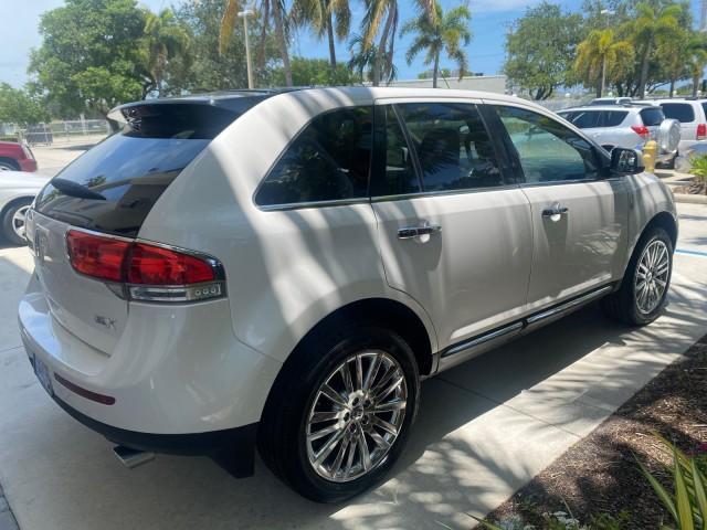 2011 White Platinum Metallic Tri-Coat /Charcoal Black Lincoln MKX 1 OWNER LOW MILES 59,877 (2LMDJ6JK1BB) with an 3.7L Ti-VCT V6 Engine engine, Automatic transmission, located at 4701 North Dixie Hwy, Pompano Beach, FL, 33064, (954) 422-2889, 26.240938, -80.123474 - OUR WEBPAGE FLORIDACARS1.COM HAS OVER 100 PHOTOS AND FREE CARFAX LINK 2011 LINCOLN MKX VIN: 2LMDJ6JK1BBJ15533 2 L M D J 6 J K 1 B B J 1 5 5 3 3 4 DOOR WAGON/SPORT UTILITY 3.7L V6 F DOHC 24V GASOLINE FRONT WHEEL DRIVE Top Features A/C Seat(s) Alloy Wheels Front Seat Heaters Leather Seats Memory Seat( - Photo#7