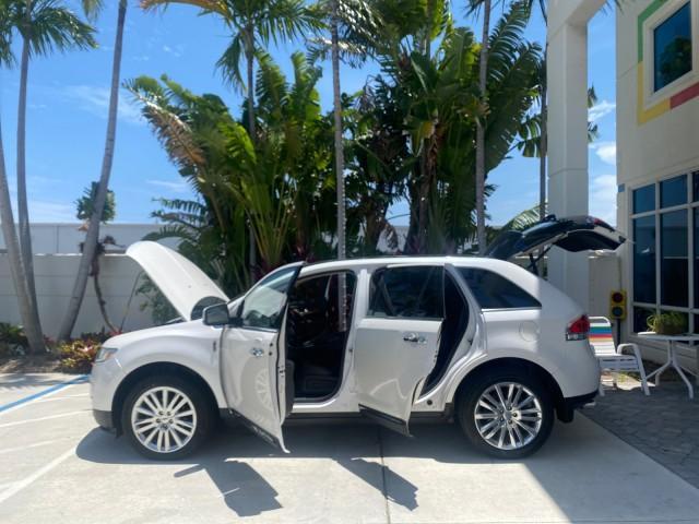 2011 White Platinum Metallic Tri-Coat /Charcoal Black Lincoln MKX 1 OWNER LOW MILES 59,877 (2LMDJ6JK1BB) with an 3.7L Ti-VCT V6 Engine engine, Automatic transmission, located at 4701 North Dixie Hwy, Pompano Beach, FL, 33064, (954) 422-2889, 26.240938, -80.123474 - OUR WEBPAGE FLORIDACARS1.COM HAS OVER 100 PHOTOS AND FREE CARFAX LINK 2011 LINCOLN MKX VIN: 2LMDJ6JK1BBJ15533 2 L M D J 6 J K 1 B B J 1 5 5 3 3 4 DOOR WAGON/SPORT UTILITY 3.7L V6 F DOHC 24V GASOLINE FRONT WHEEL DRIVE Top Features A/C Seat(s) Alloy Wheels Front Seat Heaters Leather Seats Memory Seat( - Photo#8