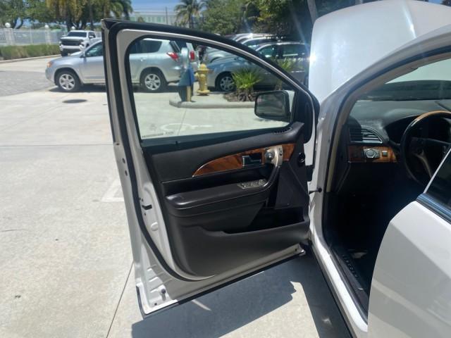 2011 White Platinum Metallic Tri-Coat /Charcoal Black Lincoln MKX 1 OWNER LOW MILES 59,877 (2LMDJ6JK1BB) with an 3.7L Ti-VCT V6 Engine engine, Automatic transmission, located at 4701 North Dixie Hwy, Pompano Beach, FL, 33064, (954) 422-2889, 26.240938, -80.123474 - OUR WEBPAGE FLORIDACARS1.COM HAS OVER 100 PHOTOS AND FREE CARFAX LINK 2011 LINCOLN MKX VIN: 2LMDJ6JK1BBJ15533 2 L M D J 6 J K 1 B B J 1 5 5 3 3 4 DOOR WAGON/SPORT UTILITY 3.7L V6 F DOHC 24V GASOLINE FRONT WHEEL DRIVE Top Features A/C Seat(s) Alloy Wheels Front Seat Heaters Leather Seats Memory Seat( - Photo#9