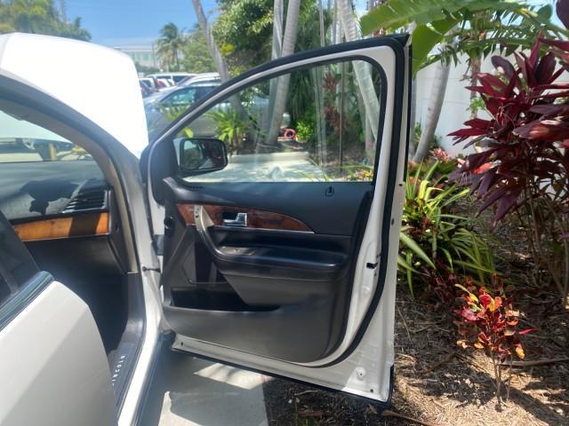 2011 White Platinum Metallic Tri-Coat /Charcoal Black Lincoln MKX 1 OWNER LOW MILES 59,877 (2LMDJ6JK1BB) with an 3.7L Ti-VCT V6 Engine engine, Automatic transmission, located at 4701 North Dixie Hwy, Pompano Beach, FL, 33064, (954) 422-2889, 26.240938, -80.123474 - OUR WEBPAGE FLORIDACARS1.COM HAS OVER 100 PHOTOS AND FREE CARFAX LINK 2011 LINCOLN MKX VIN: 2LMDJ6JK1BBJ15533 2 L M D J 6 J K 1 B B J 1 5 5 3 3 4 DOOR WAGON/SPORT UTILITY 3.7L V6 F DOHC 24V GASOLINE FRONT WHEEL DRIVE Top Features A/C Seat(s) Alloy Wheels Front Seat Heaters Leather Seats Memory Seat( - Photo#11
