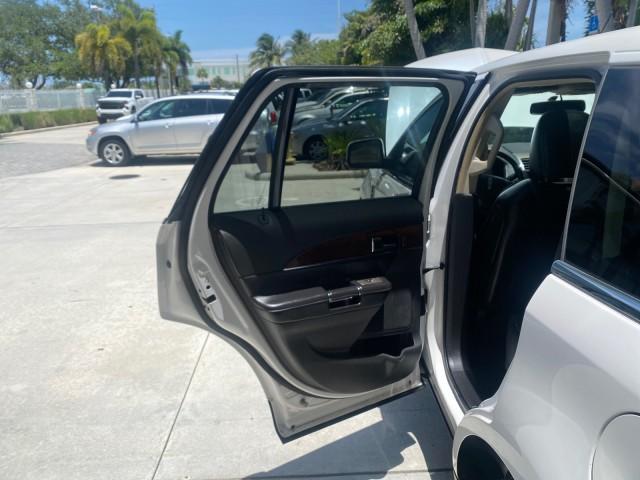 2011 White Platinum Metallic Tri-Coat /Charcoal Black Lincoln MKX 1 OWNER LOW MILES 59,877 (2LMDJ6JK1BB) with an 3.7L Ti-VCT V6 Engine engine, Automatic transmission, located at 4701 North Dixie Hwy, Pompano Beach, FL, 33064, (954) 422-2889, 26.240938, -80.123474 - OUR WEBPAGE FLORIDACARS1.COM HAS OVER 100 PHOTOS AND FREE CARFAX LINK 2011 LINCOLN MKX VIN: 2LMDJ6JK1BBJ15533 2 L M D J 6 J K 1 B B J 1 5 5 3 3 4 DOOR WAGON/SPORT UTILITY 3.7L V6 F DOHC 24V GASOLINE FRONT WHEEL DRIVE Top Features A/C Seat(s) Alloy Wheels Front Seat Heaters Leather Seats Memory Seat( - Photo#13