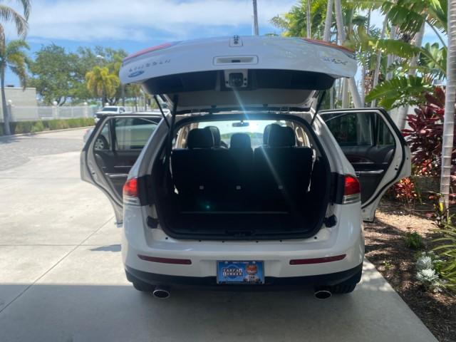 2011 White Platinum Metallic Tri-Coat /Charcoal Black Lincoln MKX 1 OWNER LOW MILES 59,877 (2LMDJ6JK1BB) with an 3.7L Ti-VCT V6 Engine engine, Automatic transmission, located at 4701 North Dixie Hwy, Pompano Beach, FL, 33064, (954) 422-2889, 26.240938, -80.123474 - OUR WEBPAGE FLORIDACARS1.COM HAS OVER 100 PHOTOS AND FREE CARFAX LINK 2011 LINCOLN MKX VIN: 2LMDJ6JK1BBJ15533 2 L M D J 6 J K 1 B B J 1 5 5 3 3 4 DOOR WAGON/SPORT UTILITY 3.7L V6 F DOHC 24V GASOLINE FRONT WHEEL DRIVE Top Features A/C Seat(s) Alloy Wheels Front Seat Heaters Leather Seats Memory Seat( - Photo#15
