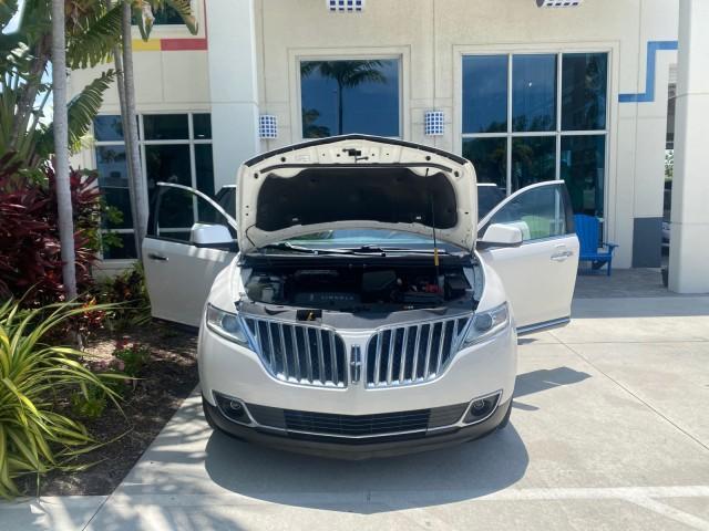 2011 White Platinum Metallic Tri-Coat /Charcoal Black Lincoln MKX 1 OWNER LOW MILES 59,877 (2LMDJ6JK1BB) with an 3.7L Ti-VCT V6 Engine engine, Automatic transmission, located at 4701 North Dixie Hwy, Pompano Beach, FL, 33064, (954) 422-2889, 26.240938, -80.123474 - OUR WEBPAGE FLORIDACARS1.COM HAS OVER 100 PHOTOS AND FREE CARFAX LINK 2011 LINCOLN MKX VIN: 2LMDJ6JK1BBJ15533 2 L M D J 6 J K 1 B B J 1 5 5 3 3 4 DOOR WAGON/SPORT UTILITY 3.7L V6 F DOHC 24V GASOLINE FRONT WHEEL DRIVE Top Features A/C Seat(s) Alloy Wheels Front Seat Heaters Leather Seats Memory Seat( - Photo#16
