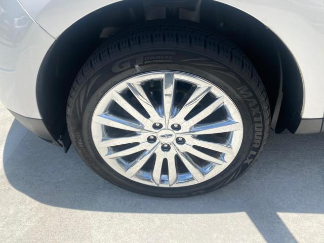 2011 White Platinum Metallic Tri-Coat /Charcoal Black Lincoln MKX 1 OWNER LOW MILES 59,877 (2LMDJ6JK1BB) with an 3.7L Ti-VCT V6 Engine engine, Automatic transmission, located at 4701 North Dixie Hwy, Pompano Beach, FL, 33064, (954) 422-2889, 26.240938, -80.123474 - OUR WEBPAGE FLORIDACARS1.COM HAS OVER 100 PHOTOS AND FREE CARFAX LINK 2011 LINCOLN MKX VIN: 2LMDJ6JK1BBJ15533 2 L M D J 6 J K 1 B B J 1 5 5 3 3 4 DOOR WAGON/SPORT UTILITY 3.7L V6 F DOHC 24V GASOLINE FRONT WHEEL DRIVE Top Features A/C Seat(s) Alloy Wheels Front Seat Heaters Leather Seats Memory Seat( - Photo#19