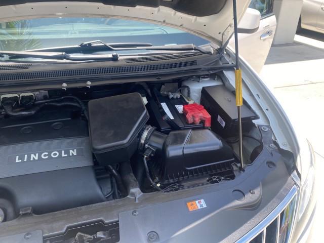 2011 White Platinum Metallic Tri-Coat /Charcoal Black Lincoln MKX 1 OWNER LOW MILES 59,877 (2LMDJ6JK1BB) with an 3.7L Ti-VCT V6 Engine engine, Automatic transmission, located at 4701 North Dixie Hwy, Pompano Beach, FL, 33064, (954) 422-2889, 26.240938, -80.123474 - OUR WEBPAGE FLORIDACARS1.COM HAS OVER 100 PHOTOS AND FREE CARFAX LINK 2011 LINCOLN MKX VIN: 2LMDJ6JK1BBJ15533 2 L M D J 6 J K 1 B B J 1 5 5 3 3 4 DOOR WAGON/SPORT UTILITY 3.7L V6 F DOHC 24V GASOLINE FRONT WHEEL DRIVE Top Features A/C Seat(s) Alloy Wheels Front Seat Heaters Leather Seats Memory Seat( - Photo#26