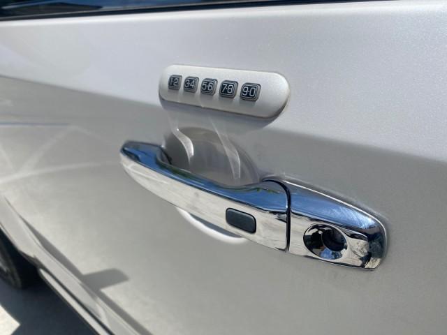 2011 White Platinum Metallic Tri-Coat /Charcoal Black Lincoln MKX 1 OWNER LOW MILES 59,877 (2LMDJ6JK1BB) with an 3.7L Ti-VCT V6 Engine engine, Automatic transmission, located at 4701 North Dixie Hwy, Pompano Beach, FL, 33064, (954) 422-2889, 26.240938, -80.123474 - OUR WEBPAGE FLORIDACARS1.COM HAS OVER 100 PHOTOS AND FREE CARFAX LINK 2011 LINCOLN MKX VIN: 2LMDJ6JK1BBJ15533 2 L M D J 6 J K 1 B B J 1 5 5 3 3 4 DOOR WAGON/SPORT UTILITY 3.7L V6 F DOHC 24V GASOLINE FRONT WHEEL DRIVE Top Features A/C Seat(s) Alloy Wheels Front Seat Heaters Leather Seats Memory Seat( - Photo#28