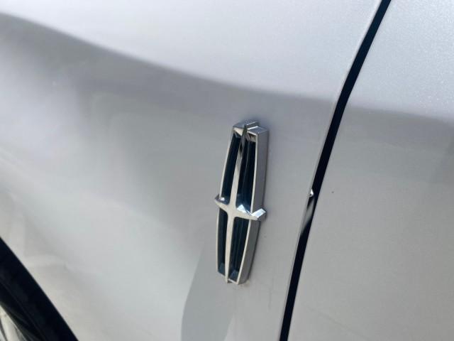 2011 White Platinum Metallic Tri-Coat /Charcoal Black Lincoln MKX 1 OWNER LOW MILES 59,877 (2LMDJ6JK1BB) with an 3.7L Ti-VCT V6 Engine engine, Automatic transmission, located at 4701 North Dixie Hwy, Pompano Beach, FL, 33064, (954) 422-2889, 26.240938, -80.123474 - OUR WEBPAGE FLORIDACARS1.COM HAS OVER 100 PHOTOS AND FREE CARFAX LINK 2011 LINCOLN MKX VIN: 2LMDJ6JK1BBJ15533 2 L M D J 6 J K 1 B B J 1 5 5 3 3 4 DOOR WAGON/SPORT UTILITY 3.7L V6 F DOHC 24V GASOLINE FRONT WHEEL DRIVE Top Features A/C Seat(s) Alloy Wheels Front Seat Heaters Leather Seats Memory Seat( - Photo#30