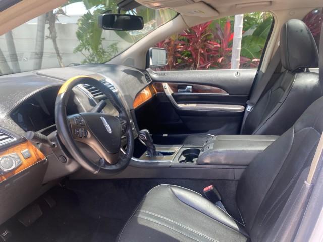 2011 White Platinum Metallic Tri-Coat /Charcoal Black Lincoln MKX 1 OWNER LOW MILES 59,877 (2LMDJ6JK1BB) with an 3.7L Ti-VCT V6 Engine engine, Automatic transmission, located at 4701 North Dixie Hwy, Pompano Beach, FL, 33064, (954) 422-2889, 26.240938, -80.123474 - OUR WEBPAGE FLORIDACARS1.COM HAS OVER 100 PHOTOS AND FREE CARFAX LINK 2011 LINCOLN MKX VIN: 2LMDJ6JK1BBJ15533 2 L M D J 6 J K 1 B B J 1 5 5 3 3 4 DOOR WAGON/SPORT UTILITY 3.7L V6 F DOHC 24V GASOLINE FRONT WHEEL DRIVE Top Features A/C Seat(s) Alloy Wheels Front Seat Heaters Leather Seats Memory Seat( - Photo#37