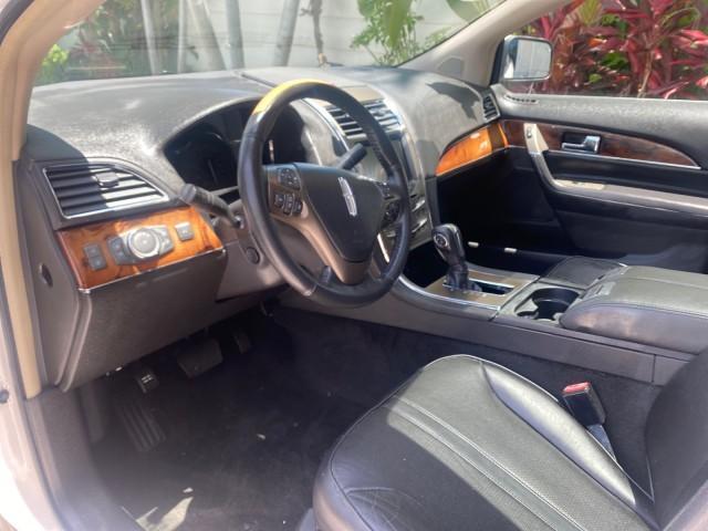 2011 White Platinum Metallic Tri-Coat /Charcoal Black Lincoln MKX 1 OWNER LOW MILES 59,877 (2LMDJ6JK1BB) with an 3.7L Ti-VCT V6 Engine engine, Automatic transmission, located at 4701 North Dixie Hwy, Pompano Beach, FL, 33064, (954) 422-2889, 26.240938, -80.123474 - OUR WEBPAGE FLORIDACARS1.COM HAS OVER 100 PHOTOS AND FREE CARFAX LINK 2011 LINCOLN MKX VIN: 2LMDJ6JK1BBJ15533 2 L M D J 6 J K 1 B B J 1 5 5 3 3 4 DOOR WAGON/SPORT UTILITY 3.7L V6 F DOHC 24V GASOLINE FRONT WHEEL DRIVE Top Features A/C Seat(s) Alloy Wheels Front Seat Heaters Leather Seats Memory Seat( - Photo#38