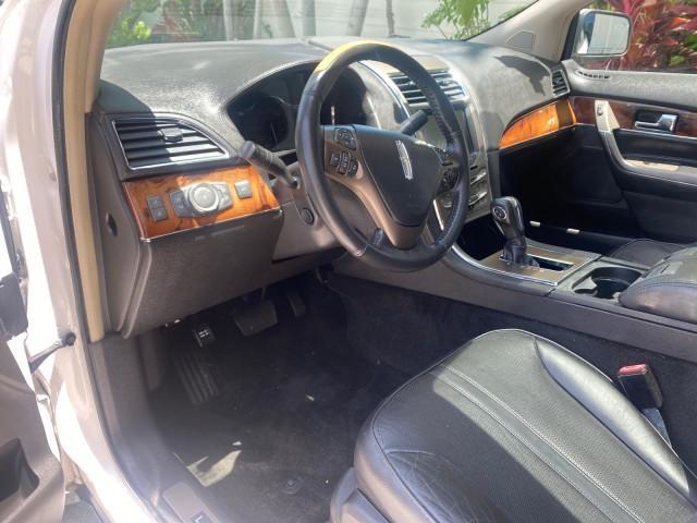 2011 White Platinum Metallic Tri-Coat /Charcoal Black Lincoln MKX 1 OWNER LOW MILES 59,877 (2LMDJ6JK1BB) with an 3.7L Ti-VCT V6 Engine engine, Automatic transmission, located at 4701 North Dixie Hwy, Pompano Beach, FL, 33064, (954) 422-2889, 26.240938, -80.123474 - OUR WEBPAGE FLORIDACARS1.COM HAS OVER 100 PHOTOS AND FREE CARFAX LINK 2011 LINCOLN MKX VIN: 2LMDJ6JK1BBJ15533 2 L M D J 6 J K 1 B B J 1 5 5 3 3 4 DOOR WAGON/SPORT UTILITY 3.7L V6 F DOHC 24V GASOLINE FRONT WHEEL DRIVE Top Features A/C Seat(s) Alloy Wheels Front Seat Heaters Leather Seats Memory Seat( - Photo#39
