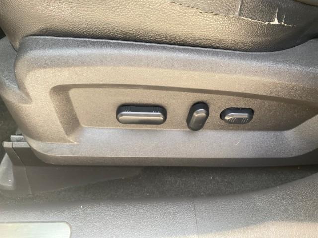 2011 White Platinum Metallic Tri-Coat /Charcoal Black Lincoln MKX 1 OWNER LOW MILES 59,877 (2LMDJ6JK1BB) with an 3.7L Ti-VCT V6 Engine engine, Automatic transmission, located at 4701 North Dixie Hwy, Pompano Beach, FL, 33064, (954) 422-2889, 26.240938, -80.123474 - OUR WEBPAGE FLORIDACARS1.COM HAS OVER 100 PHOTOS AND FREE CARFAX LINK 2011 LINCOLN MKX VIN: 2LMDJ6JK1BBJ15533 2 L M D J 6 J K 1 B B J 1 5 5 3 3 4 DOOR WAGON/SPORT UTILITY 3.7L V6 F DOHC 24V GASOLINE FRONT WHEEL DRIVE Top Features A/C Seat(s) Alloy Wheels Front Seat Heaters Leather Seats Memory Seat( - Photo#40