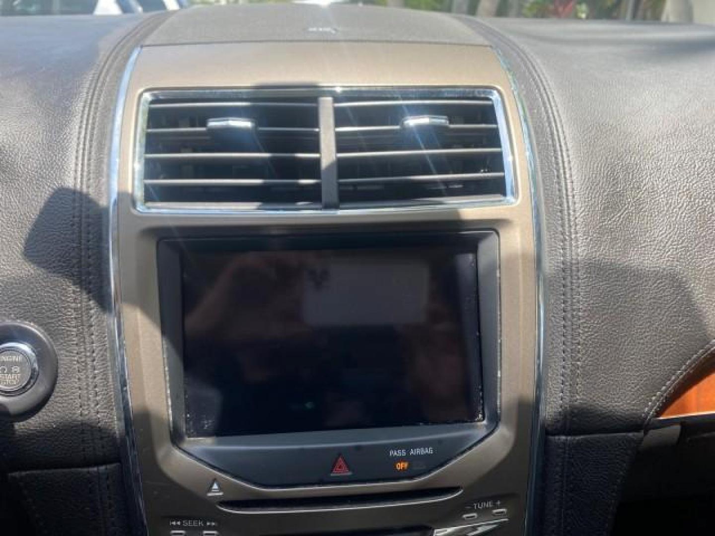 2011 White Platinum Metallic Tri-Coat /Charcoal Black Lincoln MKX 1 OWNER LOW MILES 59,877 (2LMDJ6JK1BB) with an 3.7L Ti-VCT V6 Engine engine, Automatic transmission, located at 4701 North Dixie Hwy, Pompano Beach, FL, 33064, (954) 422-2889, 26.240938, -80.123474 - OUR WEBPAGE FLORIDACARS1.COM HAS OVER 100 PHOTOS AND FREE CARFAX LINK 2011 LINCOLN MKX VIN: 2LMDJ6JK1BBJ15533 2 L M D J 6 J K 1 B B J 1 5 5 3 3 4 DOOR WAGON/SPORT UTILITY 3.7L V6 F DOHC 24V GASOLINE FRONT WHEEL DRIVE Top Features A/C Seat(s) Alloy Wheels Front Seat Heaters Leather Seats Memory Seat( - Photo#50