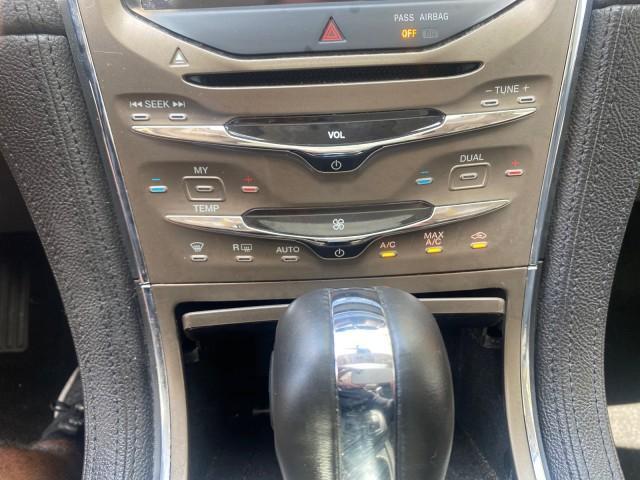 2011 White Platinum Metallic Tri-Coat /Charcoal Black Lincoln MKX 1 OWNER LOW MILES 59,877 (2LMDJ6JK1BB) with an 3.7L Ti-VCT V6 Engine engine, Automatic transmission, located at 4701 North Dixie Hwy, Pompano Beach, FL, 33064, (954) 422-2889, 26.240938, -80.123474 - OUR WEBPAGE FLORIDACARS1.COM HAS OVER 100 PHOTOS AND FREE CARFAX LINK 2011 LINCOLN MKX VIN: 2LMDJ6JK1BBJ15533 2 L M D J 6 J K 1 B B J 1 5 5 3 3 4 DOOR WAGON/SPORT UTILITY 3.7L V6 F DOHC 24V GASOLINE FRONT WHEEL DRIVE Top Features A/C Seat(s) Alloy Wheels Front Seat Heaters Leather Seats Memory Seat( - Photo#51