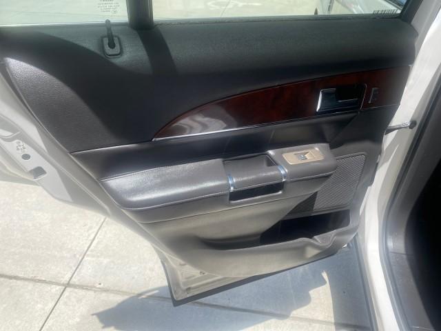 2011 White Platinum Metallic Tri-Coat /Charcoal Black Lincoln MKX 1 OWNER LOW MILES 59,877 (2LMDJ6JK1BB) with an 3.7L Ti-VCT V6 Engine engine, Automatic transmission, located at 4701 North Dixie Hwy, Pompano Beach, FL, 33064, (954) 422-2889, 26.240938, -80.123474 - OUR WEBPAGE FLORIDACARS1.COM HAS OVER 100 PHOTOS AND FREE CARFAX LINK 2011 LINCOLN MKX VIN: 2LMDJ6JK1BBJ15533 2 L M D J 6 J K 1 B B J 1 5 5 3 3 4 DOOR WAGON/SPORT UTILITY 3.7L V6 F DOHC 24V GASOLINE FRONT WHEEL DRIVE Top Features A/C Seat(s) Alloy Wheels Front Seat Heaters Leather Seats Memory Seat( - Photo#68