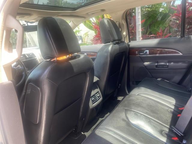 2011 White Platinum Metallic Tri-Coat /Charcoal Black Lincoln MKX 1 OWNER LOW MILES 59,877 (2LMDJ6JK1BB) with an 3.7L Ti-VCT V6 Engine engine, Automatic transmission, located at 4701 North Dixie Hwy, Pompano Beach, FL, 33064, (954) 422-2889, 26.240938, -80.123474 - OUR WEBPAGE FLORIDACARS1.COM HAS OVER 100 PHOTOS AND FREE CARFAX LINK 2011 LINCOLN MKX VIN: 2LMDJ6JK1BBJ15533 2 L M D J 6 J K 1 B B J 1 5 5 3 3 4 DOOR WAGON/SPORT UTILITY 3.7L V6 F DOHC 24V GASOLINE FRONT WHEEL DRIVE Top Features A/C Seat(s) Alloy Wheels Front Seat Heaters Leather Seats Memory Seat( - Photo#72