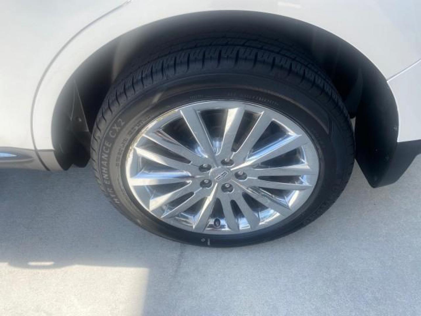 2011 White Platinum Metallic Tri-Coat /Charcoal Black Lincoln MKX 1 OWNER LOW MILES 59,877 (2LMDJ6JK1BB) with an 3.7L Ti-VCT V6 Engine engine, Automatic transmission, located at 4701 North Dixie Hwy, Pompano Beach, FL, 33064, (954) 422-2889, 26.240938, -80.123474 - OUR WEBPAGE FLORIDACARS1.COM HAS OVER 100 PHOTOS AND FREE CARFAX LINK 2011 LINCOLN MKX VIN: 2LMDJ6JK1BBJ15533 2 L M D J 6 J K 1 B B J 1 5 5 3 3 4 DOOR WAGON/SPORT UTILITY 3.7L V6 F DOHC 24V GASOLINE FRONT WHEEL DRIVE Top Features A/C Seat(s) Alloy Wheels Front Seat Heaters Leather Seats Memory Seat( - Photo#77