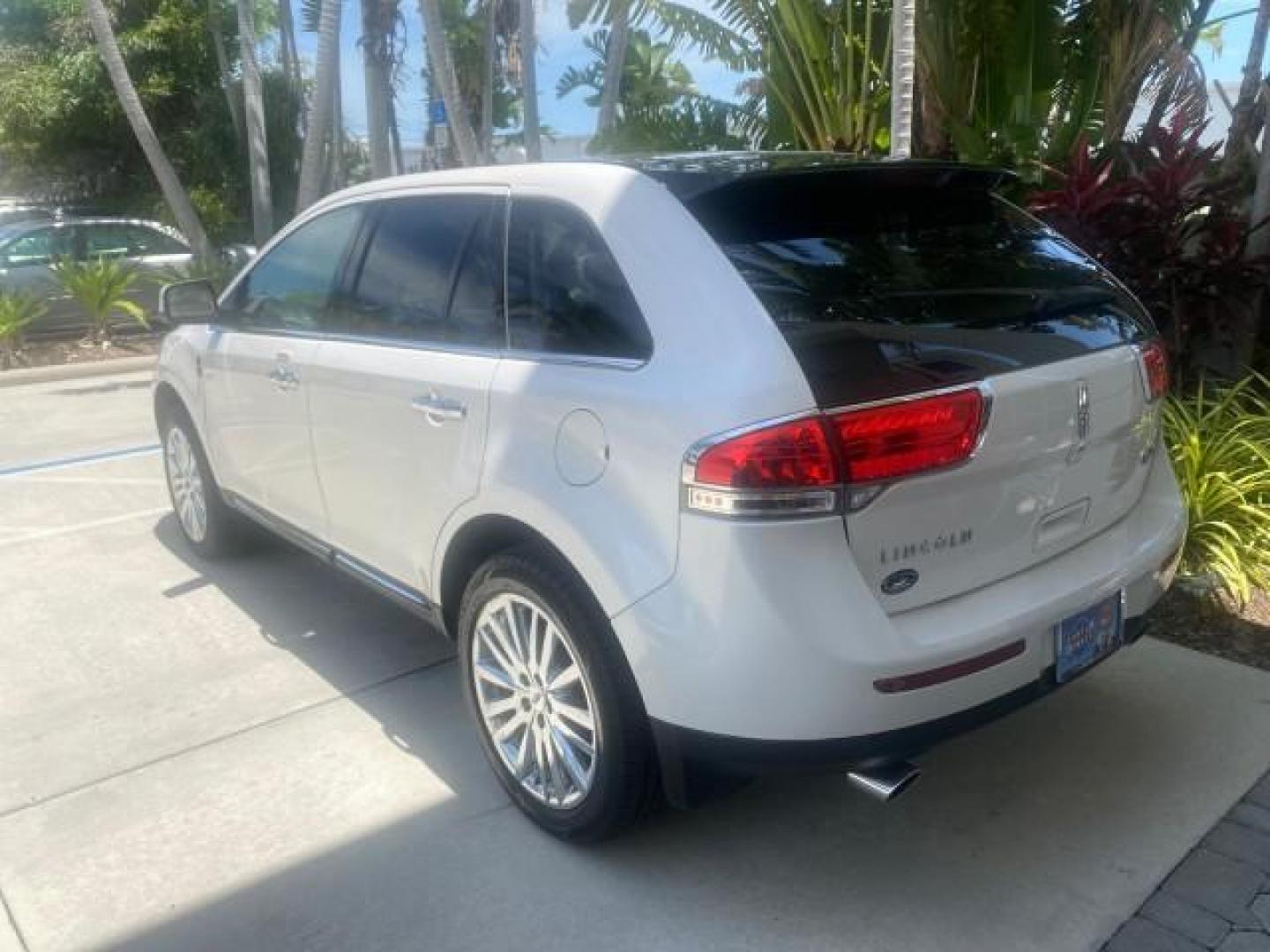 2011 White Platinum Metallic Tri-Coat /Charcoal Black Lincoln MKX 1 OWNER LOW MILES 59,877 (2LMDJ6JK1BB) with an 3.7L Ti-VCT V6 Engine engine, Automatic transmission, located at 4701 North Dixie Hwy, Pompano Beach, FL, 33064, (954) 422-2889, 26.240938, -80.123474 - OUR WEBPAGE FLORIDACARS1.COM HAS OVER 100 PHOTOS AND FREE CARFAX LINK 2011 LINCOLN MKX VIN: 2LMDJ6JK1BBJ15533 2 L M D J 6 J K 1 B B J 1 5 5 3 3 4 DOOR WAGON/SPORT UTILITY 3.7L V6 F DOHC 24V GASOLINE FRONT WHEEL DRIVE Top Features A/C Seat(s) Alloy Wheels Front Seat Heaters Leather Seats Memory Seat( - Photo#81