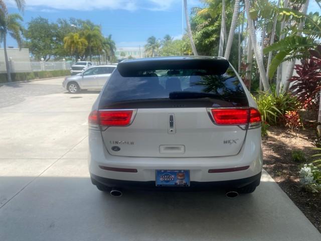 2011 White Platinum Metallic Tri-Coat /Charcoal Black Lincoln MKX 1 OWNER LOW MILES 59,877 (2LMDJ6JK1BB) with an 3.7L Ti-VCT V6 Engine engine, Automatic transmission, located at 4701 North Dixie Hwy, Pompano Beach, FL, 33064, (954) 422-2889, 26.240938, -80.123474 - OUR WEBPAGE FLORIDACARS1.COM HAS OVER 100 PHOTOS AND FREE CARFAX LINK 2011 LINCOLN MKX VIN: 2LMDJ6JK1BBJ15533 2 L M D J 6 J K 1 B B J 1 5 5 3 3 4 DOOR WAGON/SPORT UTILITY 3.7L V6 F DOHC 24V GASOLINE FRONT WHEEL DRIVE Top Features A/C Seat(s) Alloy Wheels Front Seat Heaters Leather Seats Memory Seat( - Photo#82