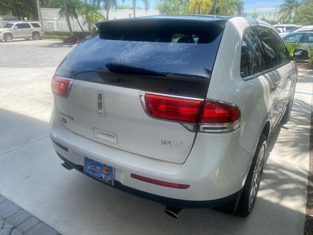 2011 White Platinum Metallic Tri-Coat /Charcoal Black Lincoln MKX 1 OWNER LOW MILES 59,877 (2LMDJ6JK1BB) with an 3.7L Ti-VCT V6 Engine engine, Automatic transmission, located at 4701 North Dixie Hwy, Pompano Beach, FL, 33064, (954) 422-2889, 26.240938, -80.123474 - OUR WEBPAGE FLORIDACARS1.COM HAS OVER 100 PHOTOS AND FREE CARFAX LINK 2011 LINCOLN MKX VIN: 2LMDJ6JK1BBJ15533 2 L M D J 6 J K 1 B B J 1 5 5 3 3 4 DOOR WAGON/SPORT UTILITY 3.7L V6 F DOHC 24V GASOLINE FRONT WHEEL DRIVE Top Features A/C Seat(s) Alloy Wheels Front Seat Heaters Leather Seats Memory Seat( - Photo#83