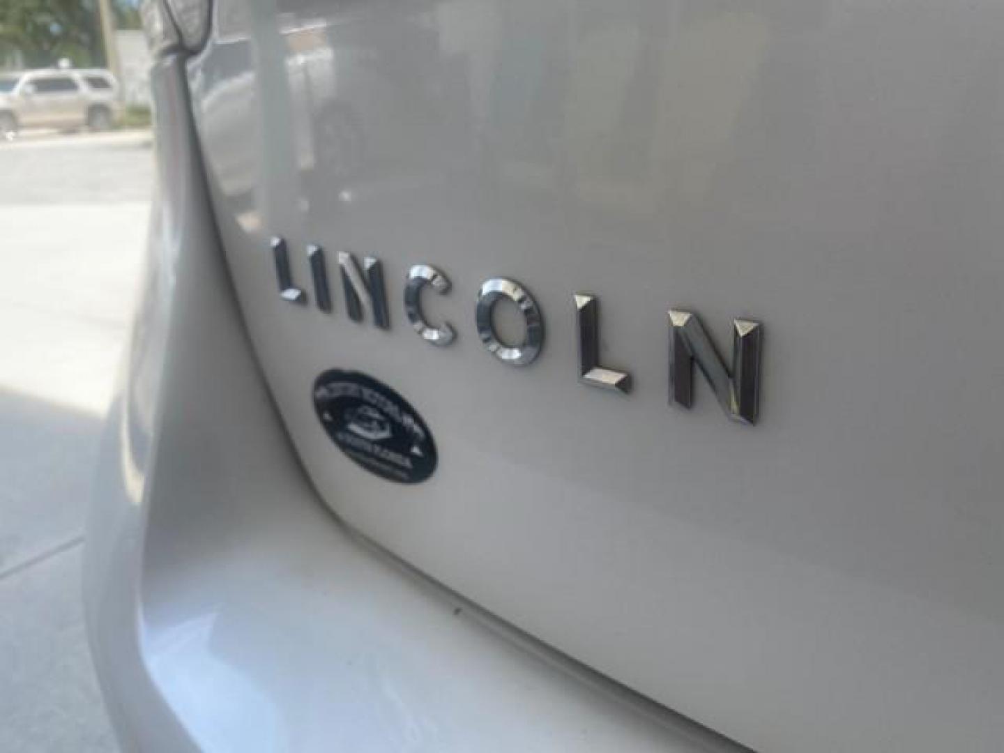 2011 White Platinum Metallic Tri-Coat /Charcoal Black Lincoln MKX 1 OWNER LOW MILES 59,877 (2LMDJ6JK1BB) with an 3.7L Ti-VCT V6 Engine engine, Automatic transmission, located at 4701 North Dixie Hwy, Pompano Beach, FL, 33064, (954) 422-2889, 26.240938, -80.123474 - OUR WEBPAGE FLORIDACARS1.COM HAS OVER 100 PHOTOS AND FREE CARFAX LINK 2011 LINCOLN MKX VIN: 2LMDJ6JK1BBJ15533 2 L M D J 6 J K 1 B B J 1 5 5 3 3 4 DOOR WAGON/SPORT UTILITY 3.7L V6 F DOHC 24V GASOLINE FRONT WHEEL DRIVE Top Features A/C Seat(s) Alloy Wheels Front Seat Heaters Leather Seats Memory Seat( - Photo#84