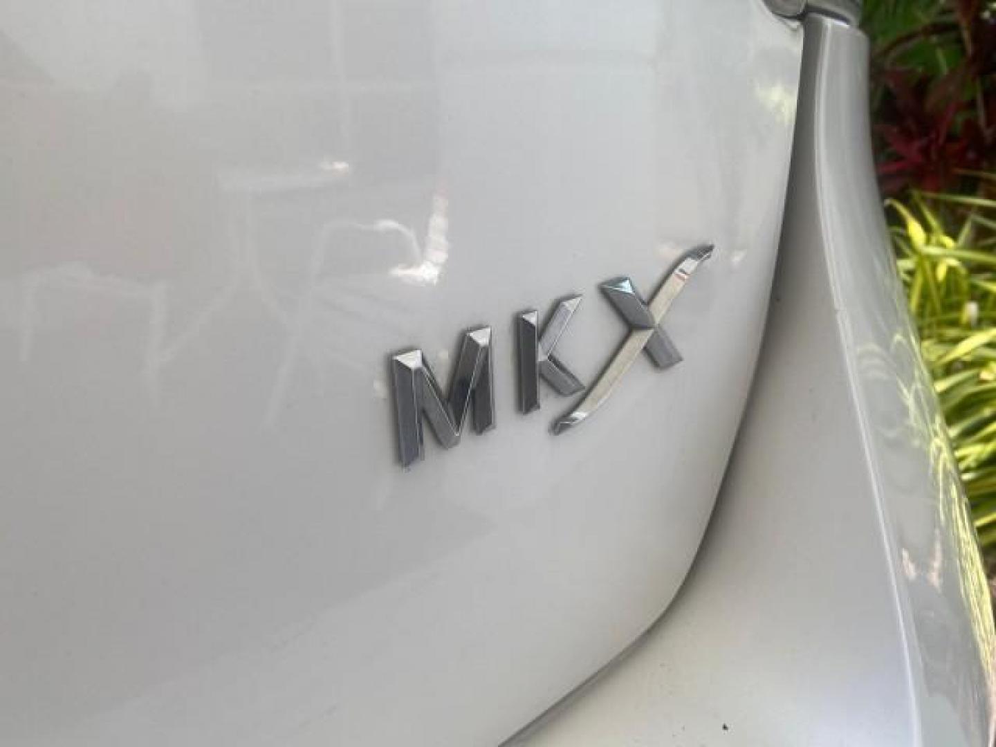 2011 White Platinum Metallic Tri-Coat /Charcoal Black Lincoln MKX 1 OWNER LOW MILES 59,877 (2LMDJ6JK1BB) with an 3.7L Ti-VCT V6 Engine engine, Automatic transmission, located at 4701 North Dixie Hwy, Pompano Beach, FL, 33064, (954) 422-2889, 26.240938, -80.123474 - OUR WEBPAGE FLORIDACARS1.COM HAS OVER 100 PHOTOS AND FREE CARFAX LINK 2011 LINCOLN MKX VIN: 2LMDJ6JK1BBJ15533 2 L M D J 6 J K 1 B B J 1 5 5 3 3 4 DOOR WAGON/SPORT UTILITY 3.7L V6 F DOHC 24V GASOLINE FRONT WHEEL DRIVE Top Features A/C Seat(s) Alloy Wheels Front Seat Heaters Leather Seats Memory Seat( - Photo#85