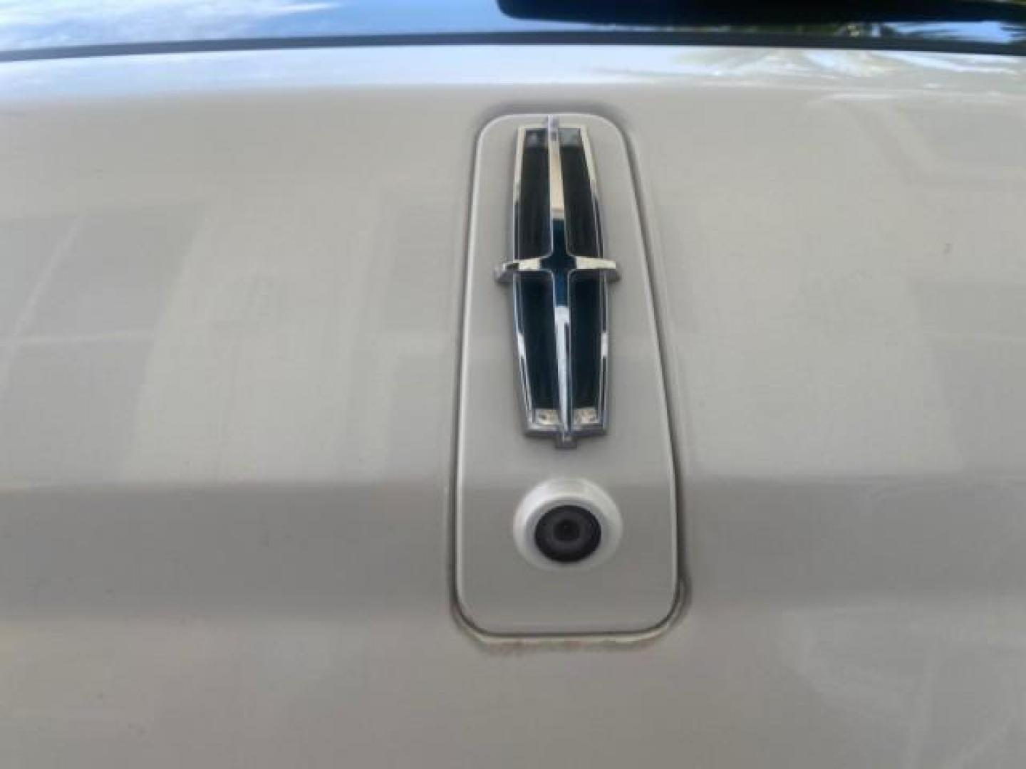 2011 White Platinum Metallic Tri-Coat /Charcoal Black Lincoln MKX 1 OWNER LOW MILES 59,877 (2LMDJ6JK1BB) with an 3.7L Ti-VCT V6 Engine engine, Automatic transmission, located at 4701 North Dixie Hwy, Pompano Beach, FL, 33064, (954) 422-2889, 26.240938, -80.123474 - OUR WEBPAGE FLORIDACARS1.COM HAS OVER 100 PHOTOS AND FREE CARFAX LINK 2011 LINCOLN MKX VIN: 2LMDJ6JK1BBJ15533 2 L M D J 6 J K 1 B B J 1 5 5 3 3 4 DOOR WAGON/SPORT UTILITY 3.7L V6 F DOHC 24V GASOLINE FRONT WHEEL DRIVE Top Features A/C Seat(s) Alloy Wheels Front Seat Heaters Leather Seats Memory Seat( - Photo#86