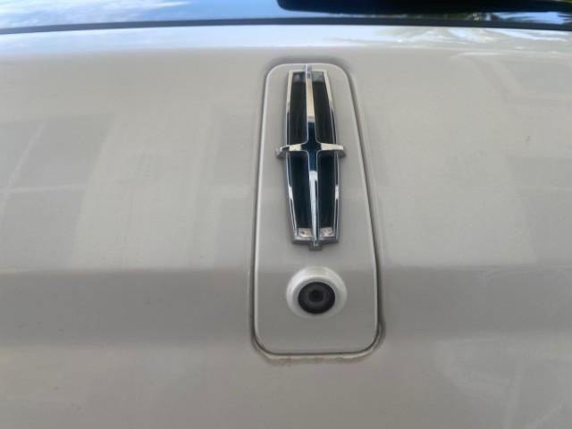 2011 White Platinum Metallic Tri-Coat /Charcoal Black Lincoln MKX 1 OWNER LOW MILES 59,877 (2LMDJ6JK1BB) with an 3.7L Ti-VCT V6 Engine engine, Automatic transmission, located at 4701 North Dixie Hwy, Pompano Beach, FL, 33064, (954) 422-2889, 26.240938, -80.123474 - OUR WEBPAGE FLORIDACARS1.COM HAS OVER 100 PHOTOS AND FREE CARFAX LINK 2011 LINCOLN MKX VIN: 2LMDJ6JK1BBJ15533 2 L M D J 6 J K 1 B B J 1 5 5 3 3 4 DOOR WAGON/SPORT UTILITY 3.7L V6 F DOHC 24V GASOLINE FRONT WHEEL DRIVE Top Features A/C Seat(s) Alloy Wheels Front Seat Heaters Leather Seats Memory Seat( - Photo#86