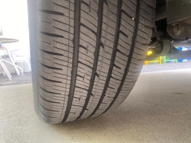 2011 White Platinum Metallic Tri-Coat /Charcoal Black Lincoln MKX 1 OWNER LOW MILES 59,877 (2LMDJ6JK1BB) with an 3.7L Ti-VCT V6 Engine engine, Automatic transmission, located at 4701 North Dixie Hwy, Pompano Beach, FL, 33064, (954) 422-2889, 26.240938, -80.123474 - OUR WEBPAGE FLORIDACARS1.COM HAS OVER 100 PHOTOS AND FREE CARFAX LINK 2011 LINCOLN MKX VIN: 2LMDJ6JK1BBJ15533 2 L M D J 6 J K 1 B B J 1 5 5 3 3 4 DOOR WAGON/SPORT UTILITY 3.7L V6 F DOHC 24V GASOLINE FRONT WHEEL DRIVE Top Features A/C Seat(s) Alloy Wheels Front Seat Heaters Leather Seats Memory Seat( - Photo#95