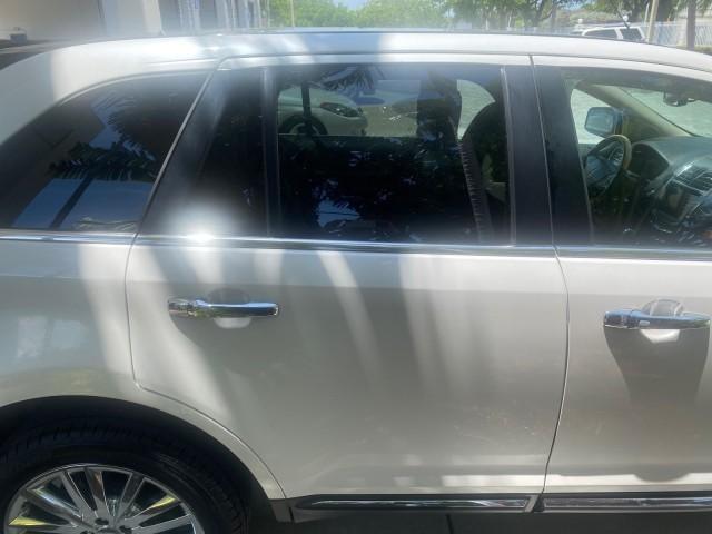 2011 White Platinum Metallic Tri-Coat /Charcoal Black Lincoln MKX 1 OWNER LOW MILES 59,877 (2LMDJ6JK1BB) with an 3.7L Ti-VCT V6 Engine engine, Automatic transmission, located at 4701 North Dixie Hwy, Pompano Beach, FL, 33064, (954) 422-2889, 26.240938, -80.123474 - OUR WEBPAGE FLORIDACARS1.COM HAS OVER 100 PHOTOS AND FREE CARFAX LINK 2011 LINCOLN MKX VIN: 2LMDJ6JK1BBJ15533 2 L M D J 6 J K 1 B B J 1 5 5 3 3 4 DOOR WAGON/SPORT UTILITY 3.7L V6 F DOHC 24V GASOLINE FRONT WHEEL DRIVE Top Features A/C Seat(s) Alloy Wheels Front Seat Heaters Leather Seats Memory Seat( - Photo#96