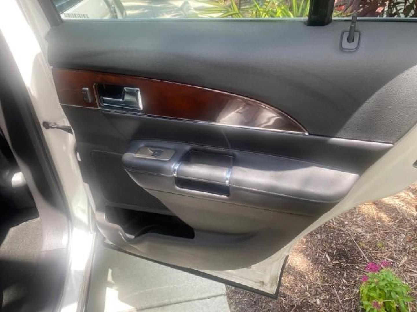 2011 White Platinum Metallic Tri-Coat /Charcoal Black Lincoln MKX 1 OWNER LOW MILES 59,877 (2LMDJ6JK1BB) with an 3.7L Ti-VCT V6 Engine engine, Automatic transmission, located at 4701 North Dixie Hwy, Pompano Beach, FL, 33064, (954) 422-2889, 26.240938, -80.123474 - OUR WEBPAGE FLORIDACARS1.COM HAS OVER 100 PHOTOS AND FREE CARFAX LINK 2011 LINCOLN MKX VIN: 2LMDJ6JK1BBJ15533 2 L M D J 6 J K 1 B B J 1 5 5 3 3 4 DOOR WAGON/SPORT UTILITY 3.7L V6 F DOHC 24V GASOLINE FRONT WHEEL DRIVE Top Features A/C Seat(s) Alloy Wheels Front Seat Heaters Leather Seats Memory Seat( - Photo#98