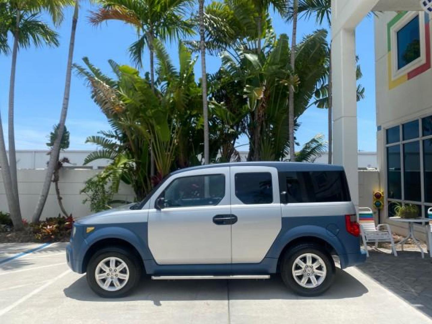 2006 Atomic Blue Metallic /Gray/Blue Honda Element EX LOW MILES 51,488 1 OWNER (5J6YH18666L) with an 2.4L DOHC MPFI 16-Valve i-VTEC I4 Engine engine, Automatic transmission, located at 4701 North Dixie Hwy, Pompano Beach, FL, 33064, (954) 422-2889, 26.240938, -80.123474 - OUR WEBPAGE FLORIDACARS1.COM HAS OVER 100 PHOTOS AND FREE CARFAX LINK 2006 HONDA ELEMENT EX AUTO CHECK 1 OWNER VIN: 5J6YH18666L014478 5 J 6 Y H 1 8 6 6 6 L 0 1 4 4 7 8 4 DOOR WAGON/SPORT UTILITY 2.4L I4 F DOHC 16V GASOLINE FRONT WHEEL DRIVE Top Features Alloy Wheels Bluetooth Technology Cloth Seats - Photo#4