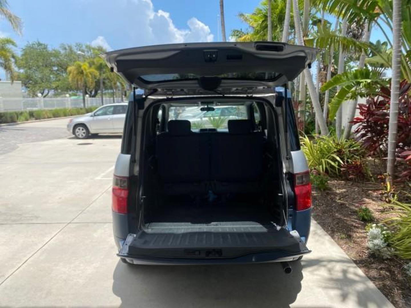 2006 Atomic Blue Metallic /Gray/Blue Honda Element EX LOW MILES 51,488 1 OWNER (5J6YH18666L) with an 2.4L DOHC MPFI 16-Valve i-VTEC I4 Engine engine, Automatic transmission, located at 4701 North Dixie Hwy, Pompano Beach, FL, 33064, (954) 422-2889, 26.240938, -80.123474 - OUR WEBPAGE FLORIDACARS1.COM HAS OVER 100 PHOTOS AND FREE CARFAX LINK 2006 HONDA ELEMENT EX AUTO CHECK 1 OWNER VIN: 5J6YH18666L014478 5 J 6 Y H 1 8 6 6 6 L 0 1 4 4 7 8 4 DOOR WAGON/SPORT UTILITY 2.4L I4 F DOHC 16V GASOLINE FRONT WHEEL DRIVE Top Features Alloy Wheels Bluetooth Technology Cloth Seats - Photo#79