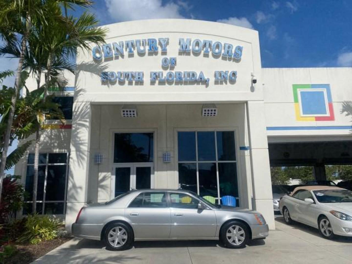 2008 Light Platinum /Ebony Cadillac DTS LOW MILES 59,290 27 SERVICES (1G6KD57Y38U) with an Northstar 4.6L DOHC V8 Engine engine, Automatic transmission, located at 4701 North Dixie Hwy, Pompano Beach, FL, 33064, (954) 422-2889, 26.240938, -80.123474 - OUR WEBPAGE FLORIDACARS1.COM HAS OVER 100 PHOTOS AND FREE CARFAX LINK 2008 CADILLAC DTS VIN: 1G6KD57Y38U105550 1 G 6 K D 5 7 Y 3 8 U 1 0 5 5 5 0 SEDAN 4 DR 4.6L V8 F GASOLINE FRONT WHEEL DRIVE Top Features Alloy Wheels Leather Seats Memory Seat(s) Remote Start Satellite Radio Ready Basic Features AB - Photo#0