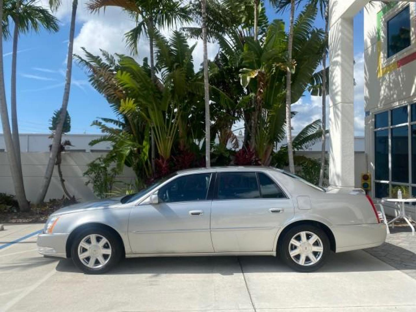2008 Light Platinum /Ebony Cadillac DTS LOW MILES 59,290 27 SERVICES (1G6KD57Y38U) with an Northstar 4.6L DOHC V8 Engine engine, Automatic transmission, located at 4701 North Dixie Hwy, Pompano Beach, FL, 33064, (954) 422-2889, 26.240938, -80.123474 - OUR WEBPAGE FLORIDACARS1.COM HAS OVER 100 PHOTOS AND FREE CARFAX LINK 2008 CADILLAC DTS VIN: 1G6KD57Y38U105550 1 G 6 K D 5 7 Y 3 8 U 1 0 5 5 5 0 SEDAN 4 DR 4.6L V8 F GASOLINE FRONT WHEEL DRIVE Top Features Alloy Wheels Leather Seats Memory Seat(s) Remote Start Satellite Radio Ready Basic Features AB - Photo#4
