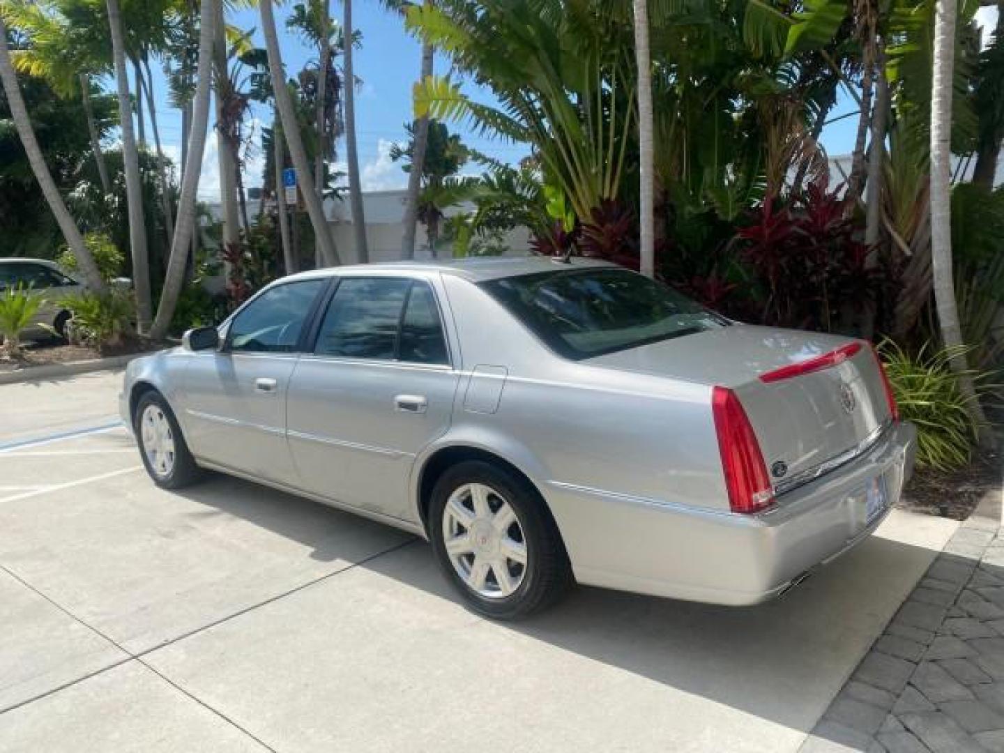 2008 Light Platinum /Ebony Cadillac DTS LOW MILES 59,290 27 SERVICES (1G6KD57Y38U) with an Northstar 4.6L DOHC V8 Engine engine, Automatic transmission, located at 4701 North Dixie Hwy, Pompano Beach, FL, 33064, (954) 422-2889, 26.240938, -80.123474 - OUR WEBPAGE FLORIDACARS1.COM HAS OVER 100 PHOTOS AND FREE CARFAX LINK 2008 CADILLAC DTS VIN: 1G6KD57Y38U105550 1 G 6 K D 5 7 Y 3 8 U 1 0 5 5 5 0 SEDAN 4 DR 4.6L V8 F GASOLINE FRONT WHEEL DRIVE Top Features Alloy Wheels Leather Seats Memory Seat(s) Remote Start Satellite Radio Ready Basic Features AB - Photo#5