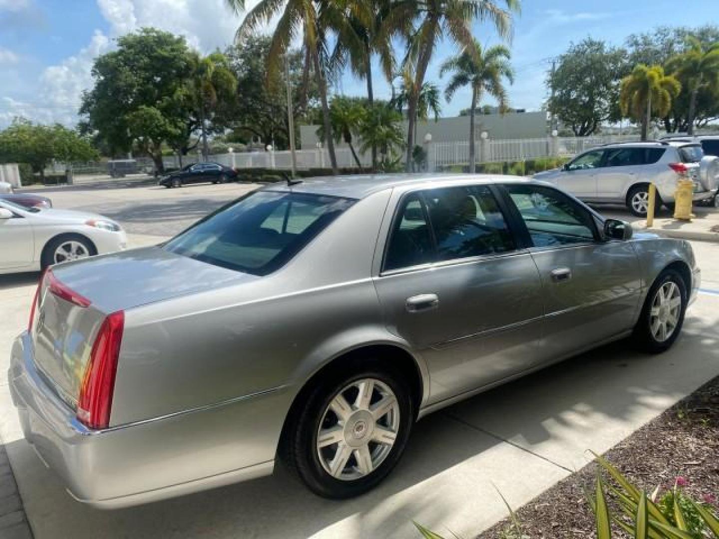 2008 Light Platinum /Ebony Cadillac DTS LOW MILES 59,290 27 SERVICES (1G6KD57Y38U) with an Northstar 4.6L DOHC V8 Engine engine, Automatic transmission, located at 4701 North Dixie Hwy, Pompano Beach, FL, 33064, (954) 422-2889, 26.240938, -80.123474 - OUR WEBPAGE FLORIDACARS1.COM HAS OVER 100 PHOTOS AND FREE CARFAX LINK 2008 CADILLAC DTS VIN: 1G6KD57Y38U105550 1 G 6 K D 5 7 Y 3 8 U 1 0 5 5 5 0 SEDAN 4 DR 4.6L V8 F GASOLINE FRONT WHEEL DRIVE Top Features Alloy Wheels Leather Seats Memory Seat(s) Remote Start Satellite Radio Ready Basic Features AB - Photo#7