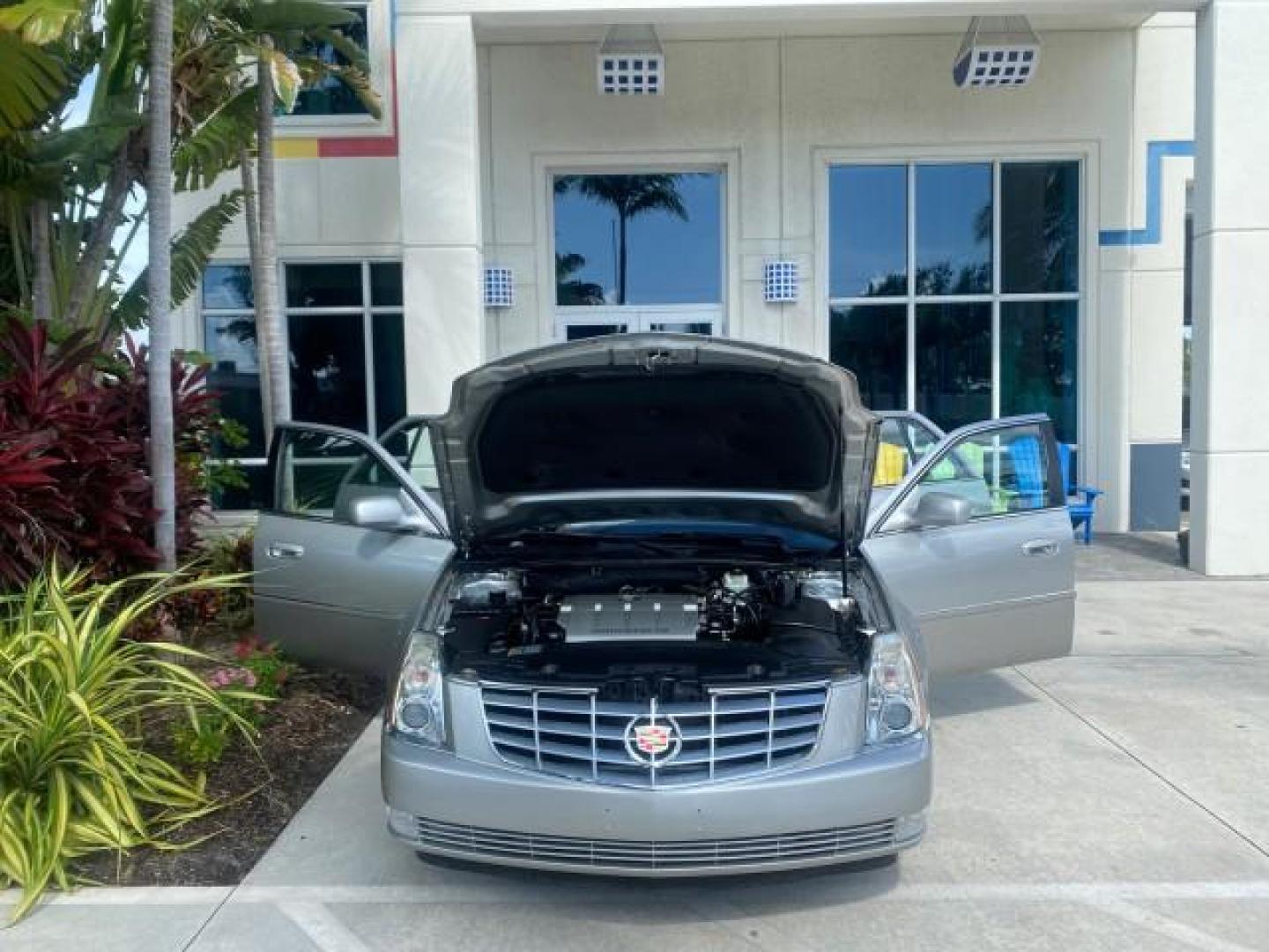 2008 Light Platinum /Ebony Cadillac DTS LOW MILES 59,290 27 SERVICES (1G6KD57Y38U) with an Northstar 4.6L DOHC V8 Engine engine, Automatic transmission, located at 4701 North Dixie Hwy, Pompano Beach, FL, 33064, (954) 422-2889, 26.240938, -80.123474 - OUR WEBPAGE FLORIDACARS1.COM HAS OVER 100 PHOTOS AND FREE CARFAX LINK 2008 CADILLAC DTS VIN: 1G6KD57Y38U105550 1 G 6 K D 5 7 Y 3 8 U 1 0 5 5 5 0 SEDAN 4 DR 4.6L V8 F GASOLINE FRONT WHEEL DRIVE Top Features Alloy Wheels Leather Seats Memory Seat(s) Remote Start Satellite Radio Ready Basic Features AB - Photo#16