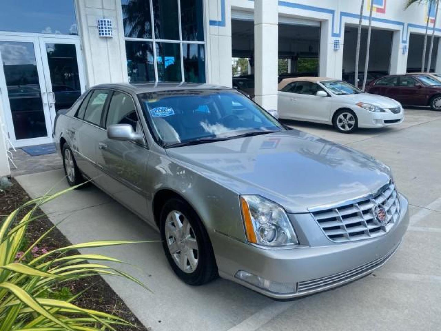 2008 Light Platinum /Ebony Cadillac DTS LOW MILES 59,290 27 SERVICES (1G6KD57Y38U) with an Northstar 4.6L DOHC V8 Engine engine, Automatic transmission, located at 4701 North Dixie Hwy, Pompano Beach, FL, 33064, (954) 422-2889, 26.240938, -80.123474 - OUR WEBPAGE FLORIDACARS1.COM HAS OVER 100 PHOTOS AND FREE CARFAX LINK 2008 CADILLAC DTS VIN: 1G6KD57Y38U105550 1 G 6 K D 5 7 Y 3 8 U 1 0 5 5 5 0 SEDAN 4 DR 4.6L V8 F GASOLINE FRONT WHEEL DRIVE Top Features Alloy Wheels Leather Seats Memory Seat(s) Remote Start Satellite Radio Ready Basic Features AB - Photo#24
