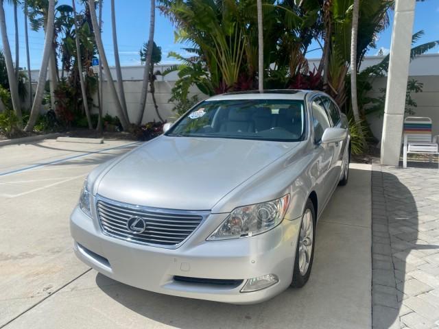 2008 Mercury Metallic /Light Gray Lexus LS 460 1 OWNER.FL LOW MILES 83,771 (JTHBL46F185) with an 4.6L DOHC 32-Valve V8 Engine engine, Automatic transmission, located at 4701 North Dixie Hwy, Pompano Beach, FL, 33064, (954) 422-2889, 26.240938, -80.123474 - OUR WEBPAGE FLORIDACARS1.COM HAS OVER 100 PHOTOS AND FREE CARFAX LINK 2008 LEXUS LS 460 $ 69,995 NEW VIN: JTHBL46F185078948 J T H B L 4 6 F 1 8 5 0 7 8 9 4 8 SEDAN 4 DR 4.6L V8 F DOHC 32V GASOLINE REAR WHEEL DRIVE Top Features A/C Seat(s) Alloy Wheels Bluetooth Technology Comfort Package Front Seat - Photo#3