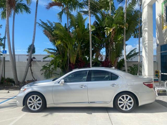2008 Mercury Metallic /Light Gray Lexus LS 460 1 OWNER.FL LOW MILES 83,771 (JTHBL46F185) with an 4.6L DOHC 32-Valve V8 Engine engine, Automatic transmission, located at 4701 North Dixie Hwy, Pompano Beach, FL, 33064, (954) 422-2889, 26.240938, -80.123474 - OUR WEBPAGE FLORIDACARS1.COM HAS OVER 100 PHOTOS AND FREE CARFAX LINK 2008 LEXUS LS 460 $ 69,995 NEW VIN: JTHBL46F185078948 J T H B L 4 6 F 1 8 5 0 7 8 9 4 8 SEDAN 4 DR 4.6L V8 F DOHC 32V GASOLINE REAR WHEEL DRIVE Top Features A/C Seat(s) Alloy Wheels Bluetooth Technology Comfort Package Front Seat - Photo#4