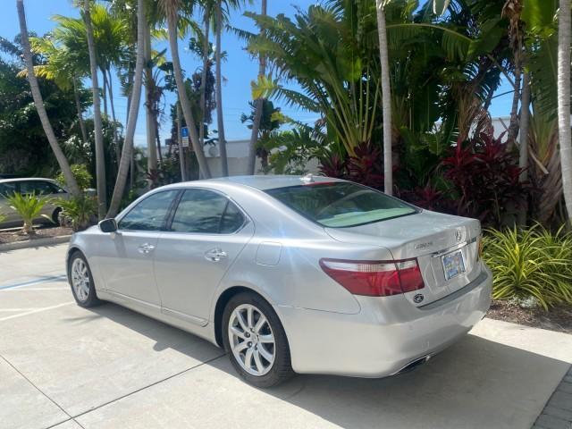 2008 Mercury Metallic /Light Gray Lexus LS 460 1 OWNER.FL LOW MILES 83,771 (JTHBL46F185) with an 4.6L DOHC 32-Valve V8 Engine engine, Automatic transmission, located at 4701 North Dixie Hwy, Pompano Beach, FL, 33064, (954) 422-2889, 26.240938, -80.123474 - OUR WEBPAGE FLORIDACARS1.COM HAS OVER 100 PHOTOS AND FREE CARFAX LINK 2008 LEXUS LS 460 $ 69,995 NEW VIN: JTHBL46F185078948 J T H B L 4 6 F 1 8 5 0 7 8 9 4 8 SEDAN 4 DR 4.6L V8 F DOHC 32V GASOLINE REAR WHEEL DRIVE Top Features A/C Seat(s) Alloy Wheels Bluetooth Technology Comfort Package Front Seat - Photo#5